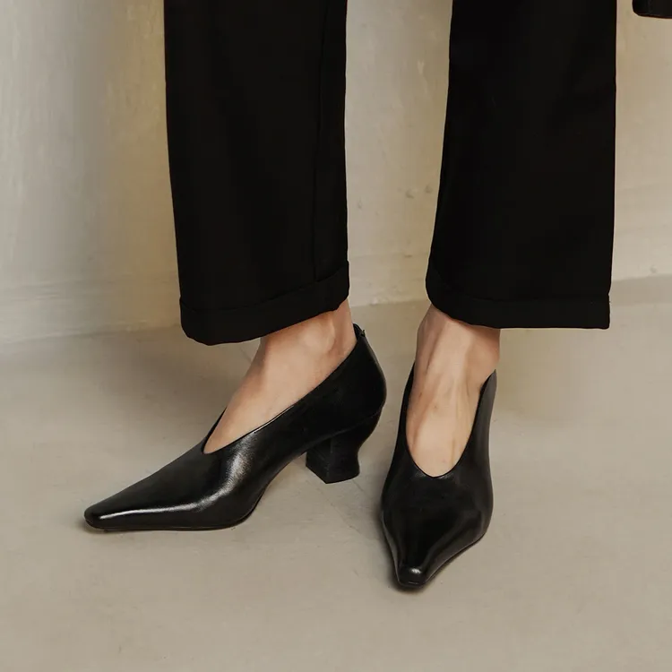 气质黑色粗跟一脚蹬单鞋春秋尖头复古马皮女巫鞋法式软底奶奶鞋