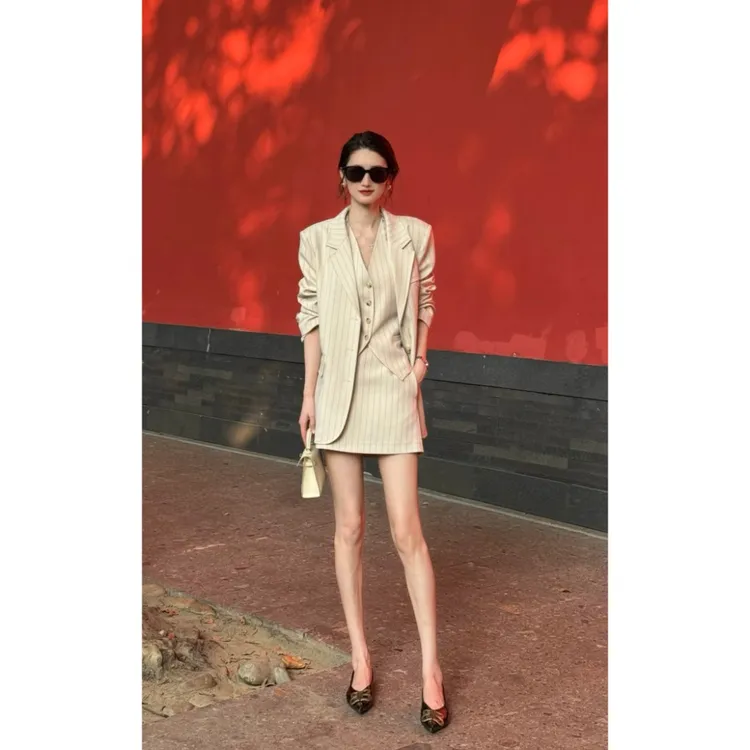 【丢丢】早秋新款法式复古高级感马甲短裙西装三件套装D53TZC3121