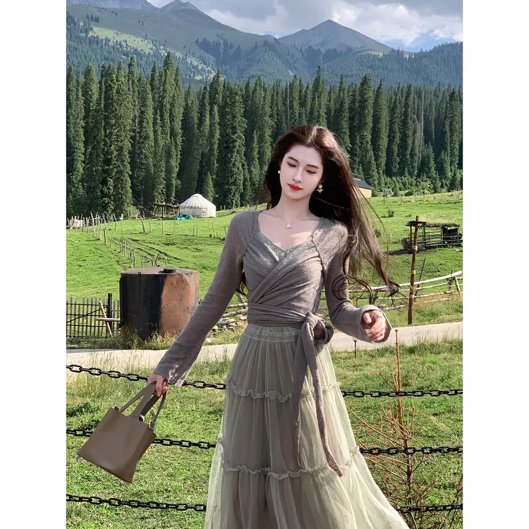 凌茜恣禾【灰屿牧歌】法式系带针织开衫女蕾丝拼接吊带连衣裙套装