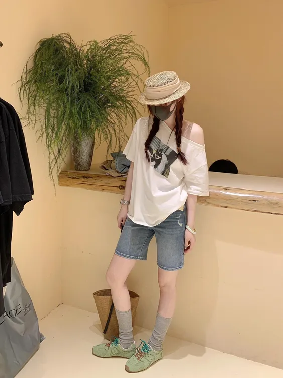 斜肩短袖T恤2025夏季新款设计感小众露肩印花上衣百搭牛仔裤套装