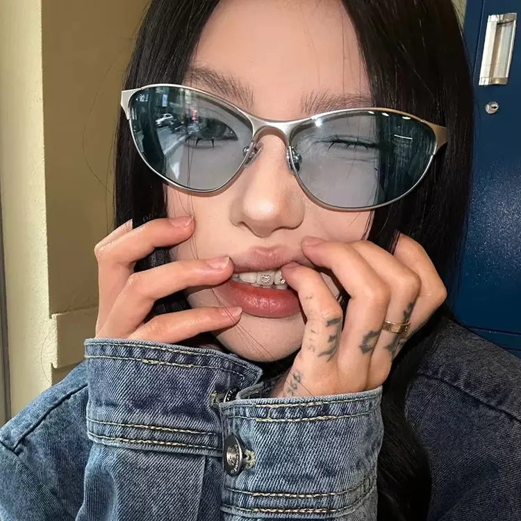 未来科技感墨镜女 ins辣妹风防紫外线小众高级时髦街拍猫眼太阳镜