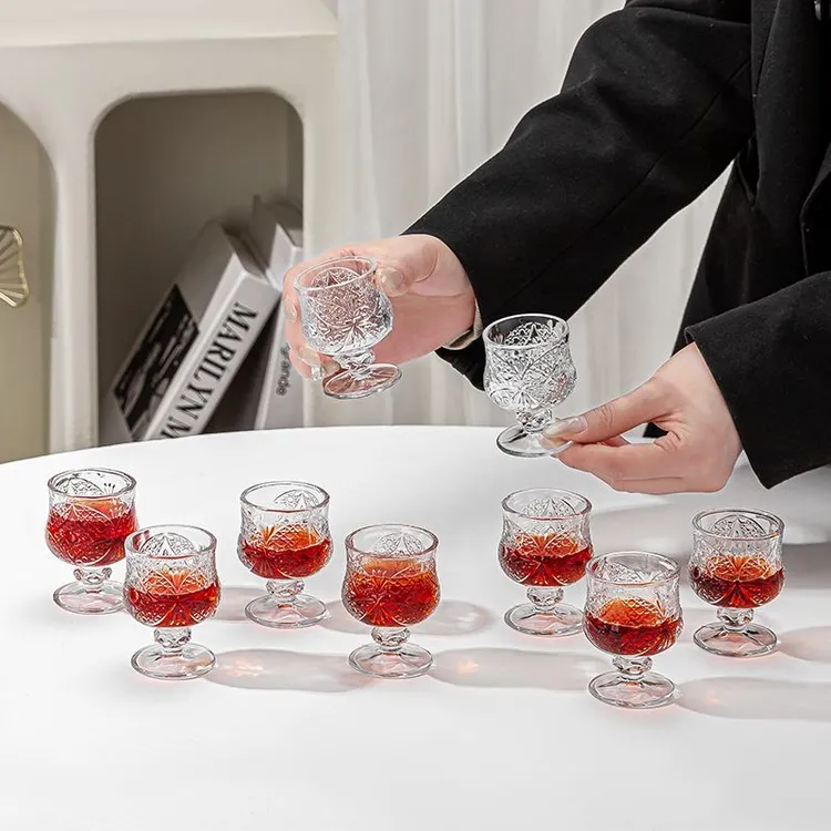 【9点9发10只】高脚刻花一两小酒杯玻璃杯复古烈酒杯一口杯50毫升