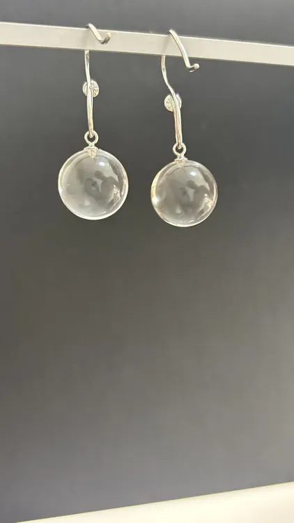 请看清。一只白水晶大灯泡耳坠。需要拍两份才是一对耳坠