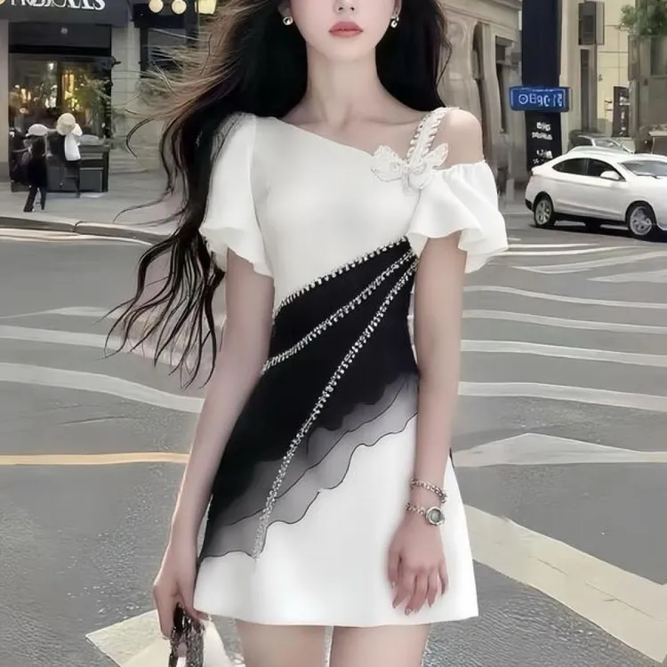 新款时尚温柔知性风别致设计感斜领收腰连衣裙显瘦减龄氛围感女装