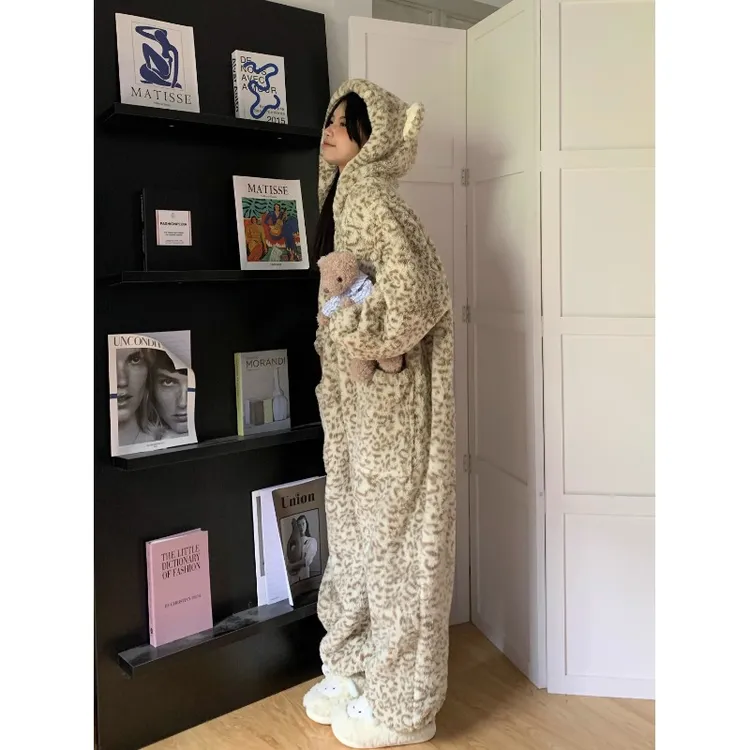珊瑚绒卡通豹纹连体睡衣女冬季加绒加厚可爱连帽一体式女士家居服