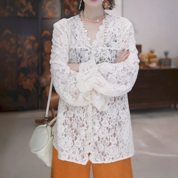 法式时尚高级感V领镂空长袖蕾丝小衫女2025秋冬款内搭打底衫上衣
