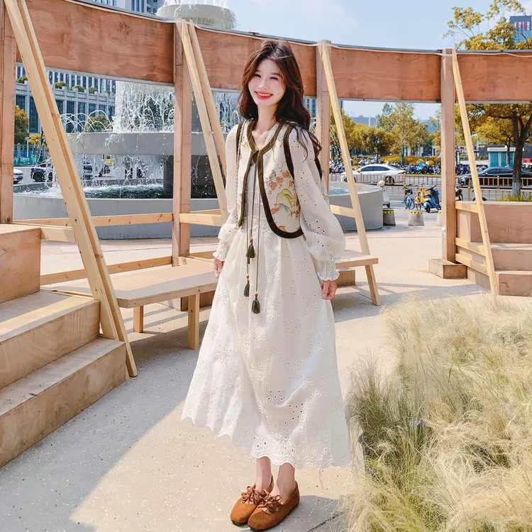 度假风连衣裙套装2025早秋新款法式刺绣米白长裙油画马甲两件套
