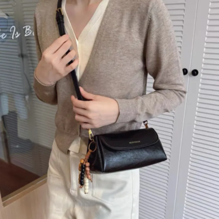 新疆包邮洋洋女包升级款油蜡皮三层斜挎小包【110380】