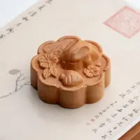 崖柏兔子月饼手把件实木雕文玩把玩创意实木工艺品摆件