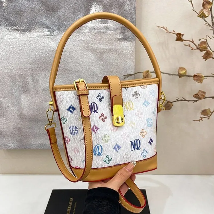 2025年新款夏季洋气三彩水桶包百搭