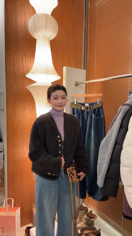 【洋洋精选】2025冬季新款百搭时尚简约气质皮毛一体短款外套