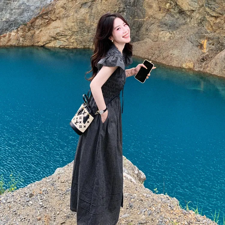 法式小飞袖黑色格纹连衣裙女夏季2025新款高级感气质收腰显瘦长裙