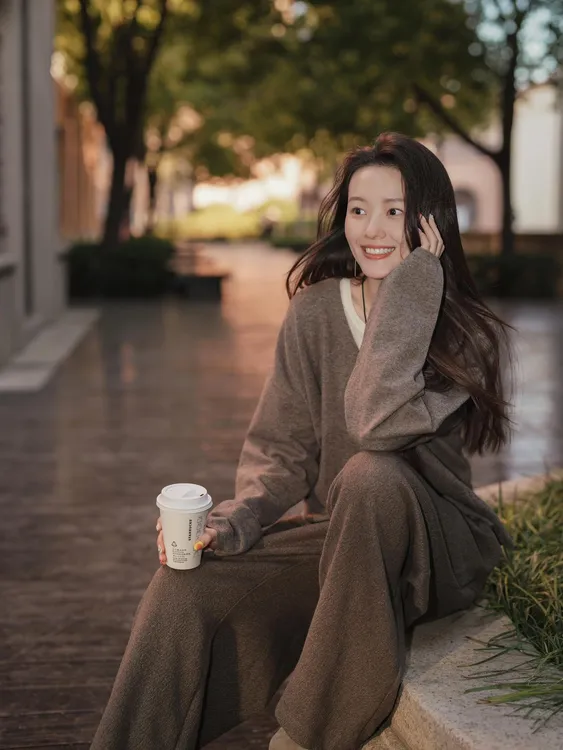 2025春季新款高级感简约咖色V领上衣精致干练百搭阔腿裤两件套装