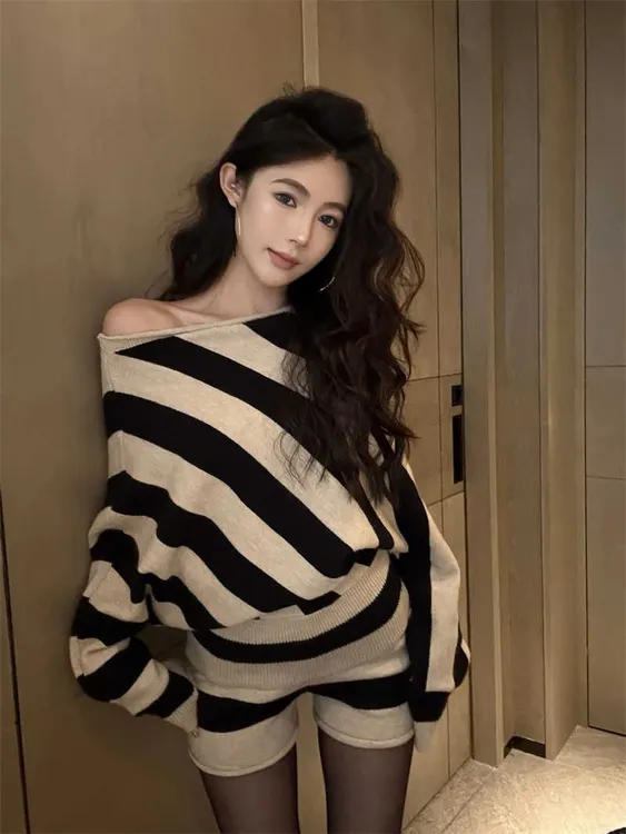 2025秋季超火一整套炸街减龄时尚斜肩穿搭条纹毛衣两件套装针织