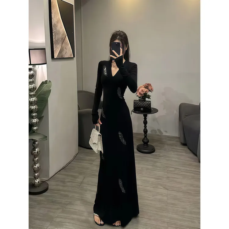 纯欲辣妹V领烫钻长袖连衣裙女早秋新款修身显瘦高级感包臀长裙