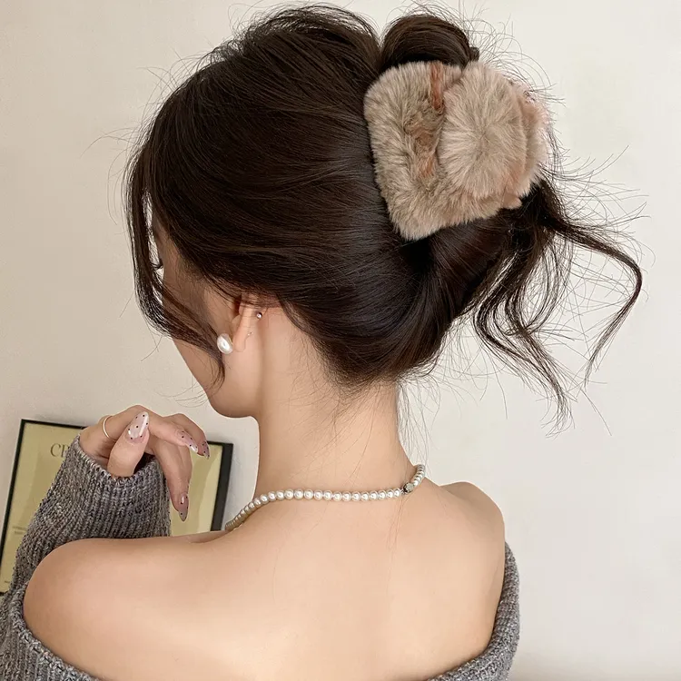 真獭兔毛气质毛绒抓夹女高级感2025秋冬新款鲨鱼夹后脑勺半扎发