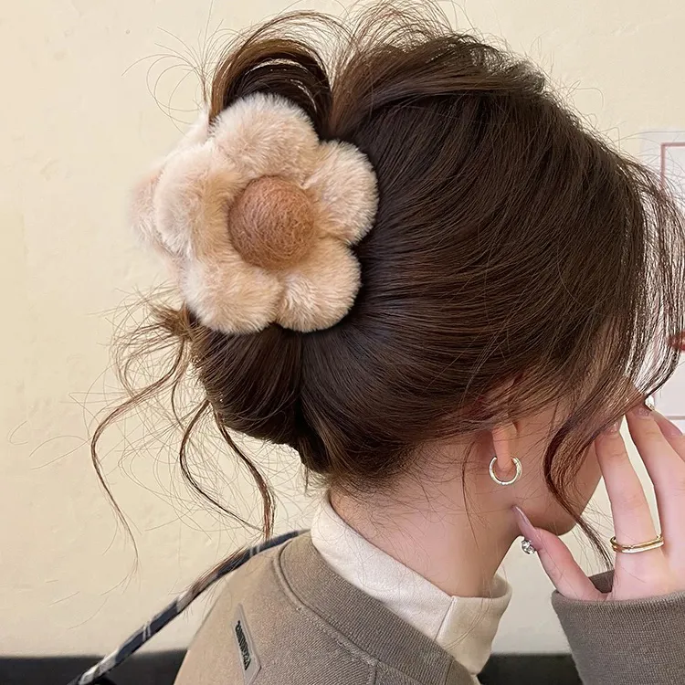 毛绒花朵头发抓夹早春鲨鱼夹发夹女后脑勺2025新款高级感夹子发饰
