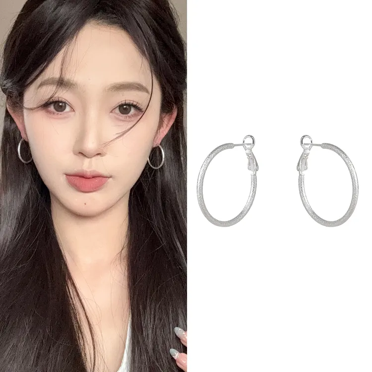 oushipei/欧诗佩 铜合金耳饰 日常简约百搭银色金属磨砂耳圈女