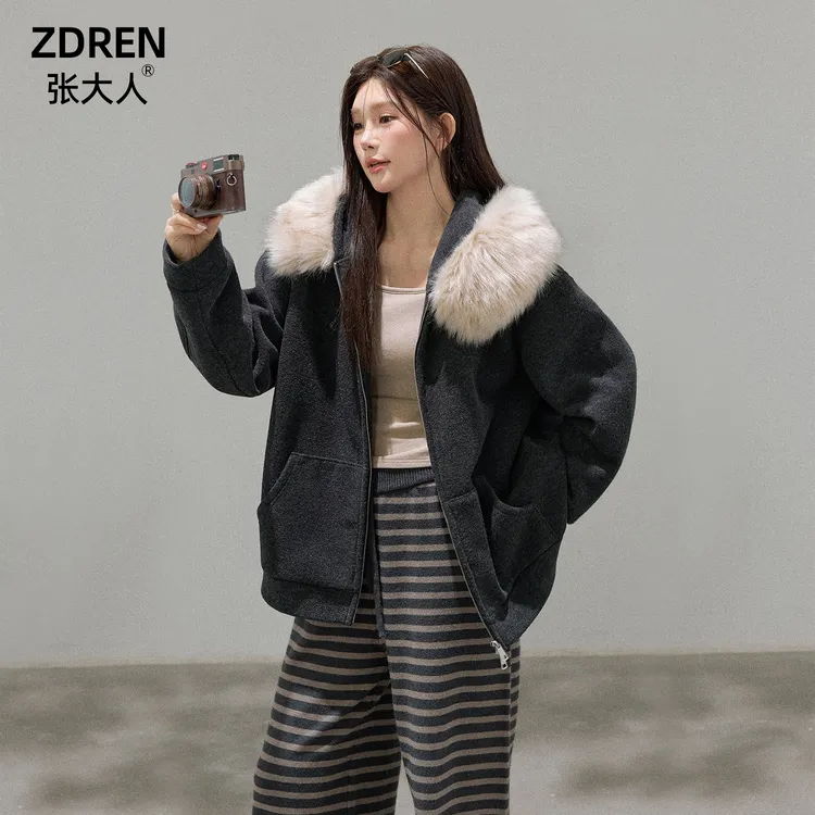 张大人【松露可可】大码女装微胖妹妹毛领连帽外套搭条纹针织阔腿裤