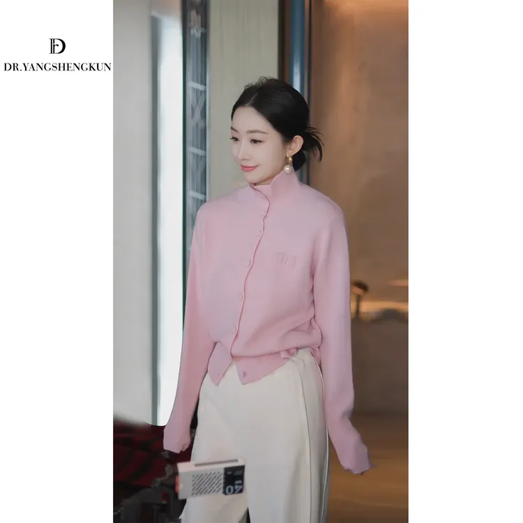 杨圣坤2025新品100%绵羊毛单排扣半高领字母针织开衫SL25111039