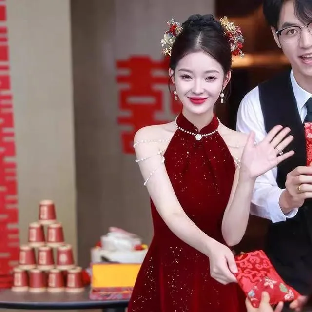 新中式挂脖旗袍晨袍2025新款敬酒服新娘红色订婚结婚礼服女高级感
