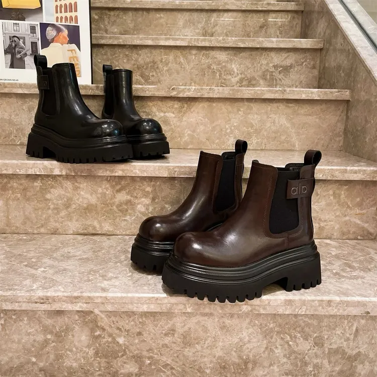 2025年新款英伦风切尔西复古圆头套筒烟筒靴女小个子增高厚底短靴