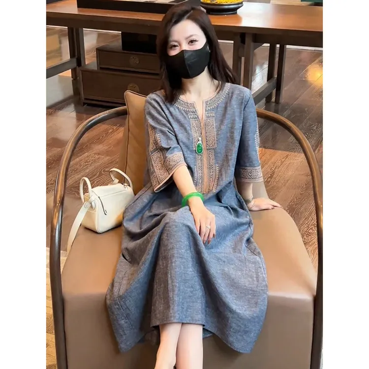 DouNip轻奢新中式国风刺绣V领连衣裙女2025夏季新款宽松显瘦休闲
