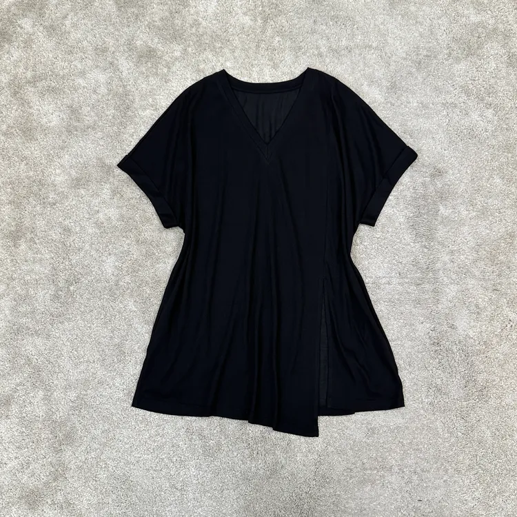 西西家新款V领黑色T恤短袖柔软简约休闲T恤开叉短袖240433