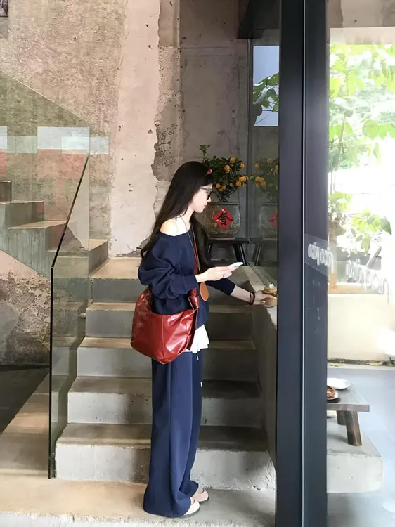 2025早春新款长袖斜肩卫衣设计感露肩上衣蕾丝挂脖背心休闲裤套装