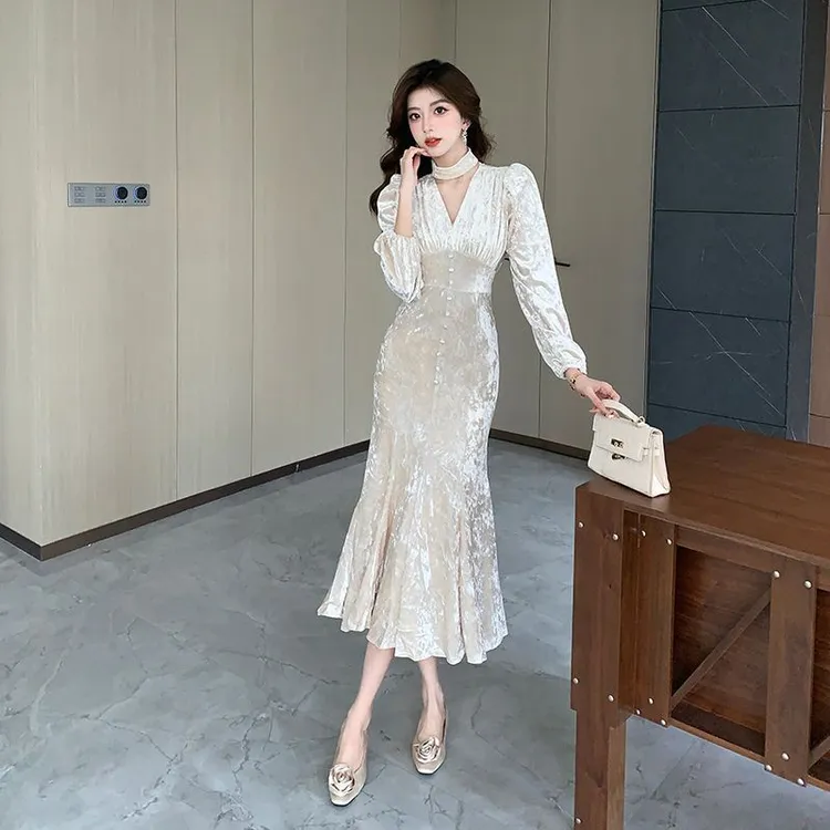 名媛风高级感鱼尾中长裙女装法式气质性感V领长袖长款连衣裙白色