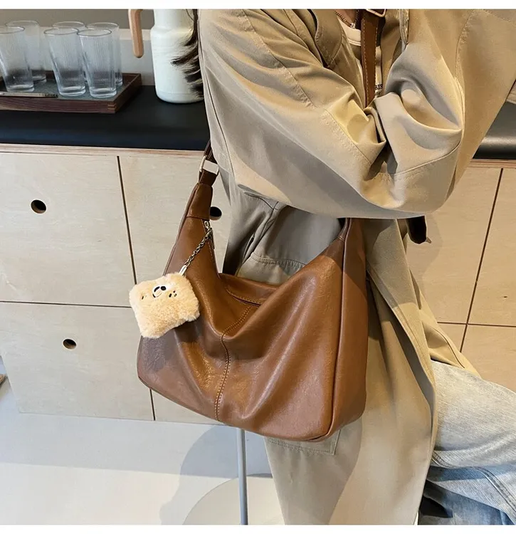 大容量斜挎包女2025新款松弛感百搭休闲单肩包秋冬软皮通勤托特包