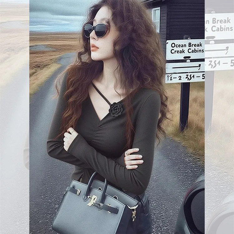 别致独特漂亮内搭灰色镂空小衫洋气高贵针织打底衫花朵上衣女秋冬