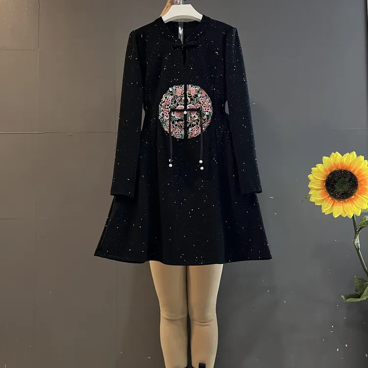 新款时尚新中式重工刺绣复古盘扣显瘦遮肉撒星大码连衣裙