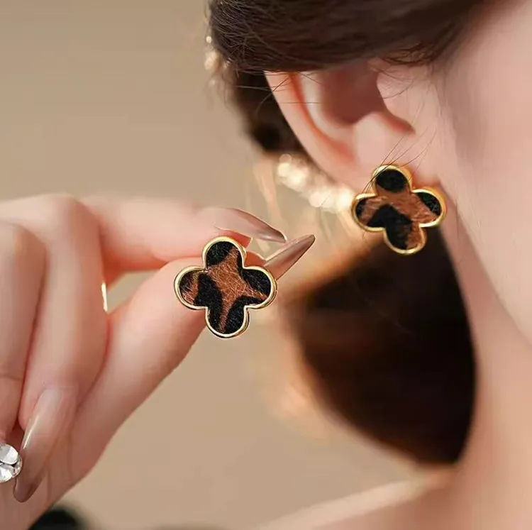 合金绒毛耳饰 【秋冬新款】设计师同款豹纹高级丝绒经典四叶草A086