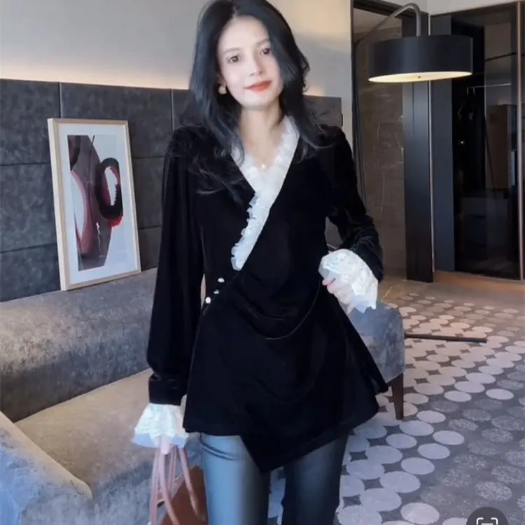 2026年冬季网红新款时尚丝绒衬衫女设计感蕾丝拼接假两件显瘦小衫