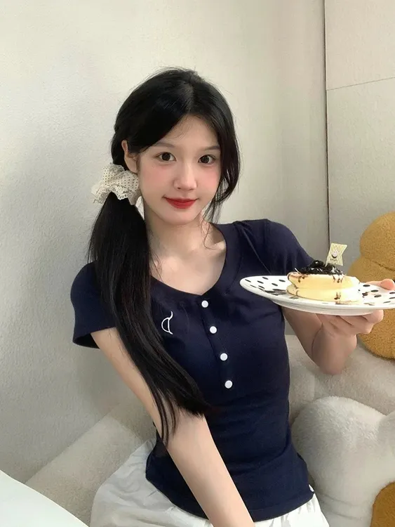 美式辣妹风正肩修身短款显瘦夏季新款V领设计感小众T恤短袖上衣女