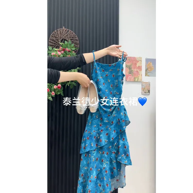 设计感不规则碎花吊带裙女2025夏季新款辣妹风收腰中长款连衣裙潮