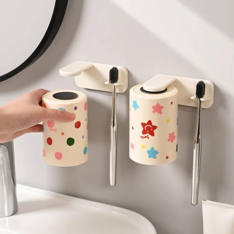磁吸牙刷置物架漱口杯家用牙刷杯架壁挂式刷牙杯免打孔洗漱杯倒挂