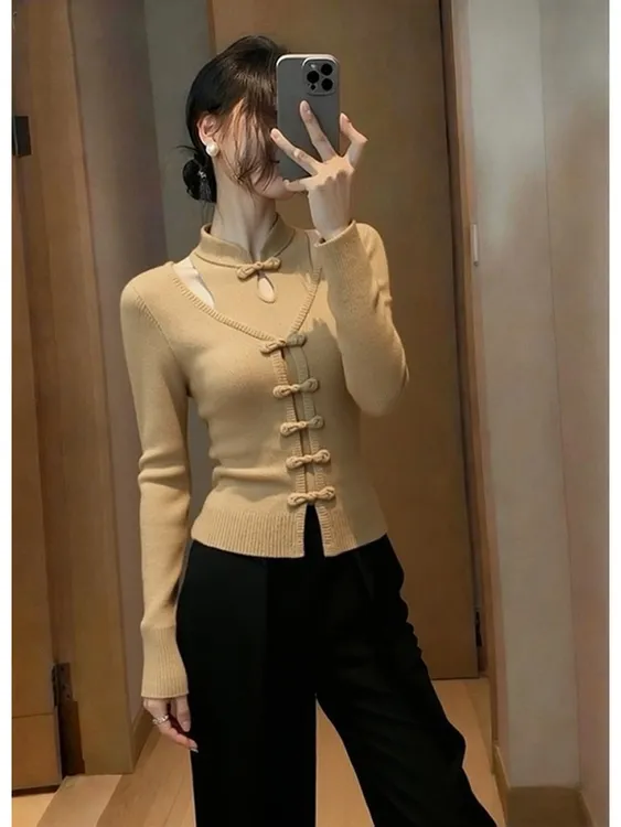 2025秋季高级感超好看独特别致绝美软糯新中式卡其色国风针织衫女