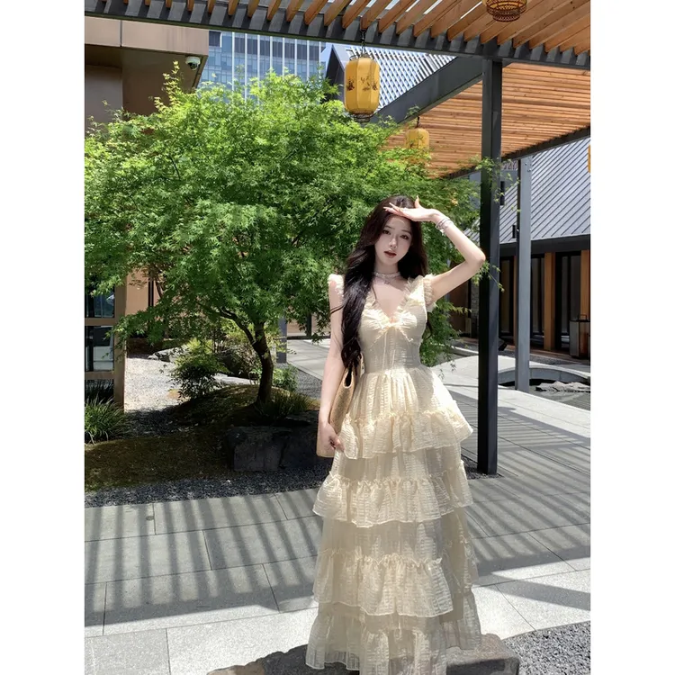 仙女法式茶歇高端气质蛋糕裙2025V领木耳边度假长裙米白色连衣裙