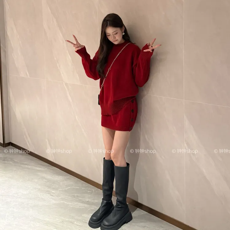 纽扣设计感新年红色针织套装女秋冬松弛感显瘦毛衣半身裙两件套