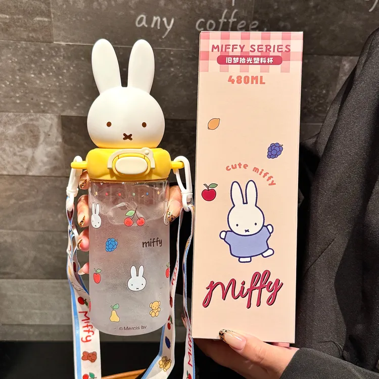 米菲兔联名水杯女2026新款学生夏日卡通可爱便携带吸管斜挎太空杯