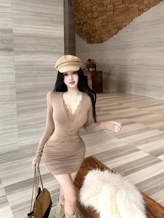 蕾丝拼接褶皱v领长袖连衣裙女秋季紧身修身裙子纯欲收腰包臀短裙