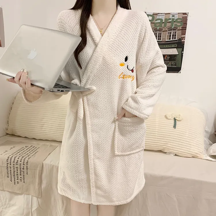 睡袍女款冬季法兰绒加厚外披浴袍成人宽松大码珊瑚绒晨袍睡衣秋冬