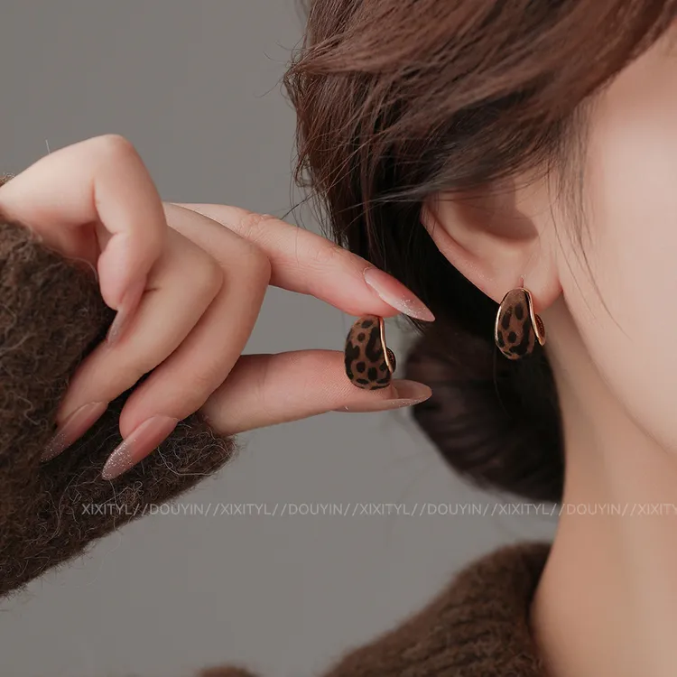 铜合金耳饰 复古丝绒豹纹C形耳环女秋冬轻奢高级感耳钉气质耳饰潮