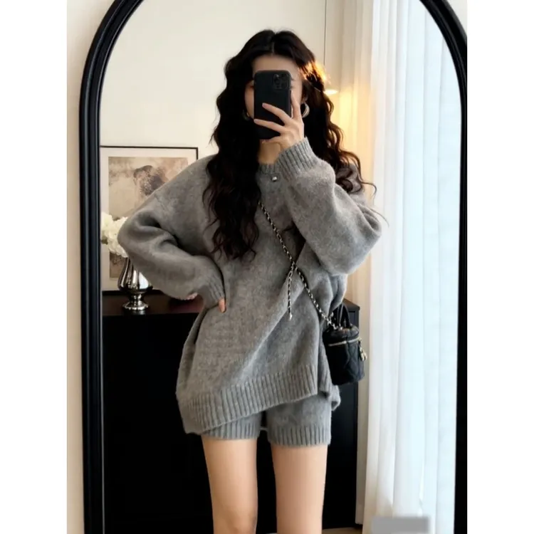 冬季穿搭一整套2026超火巨好看韩系慵懒风灰色针织毛衣短裤套装女