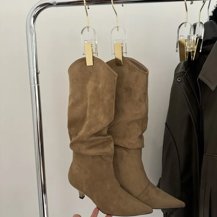 复古宽筒显瘦褶皱堆堆靴女2025秋冬新款时尚尖头小猫跟弹力中筒靴