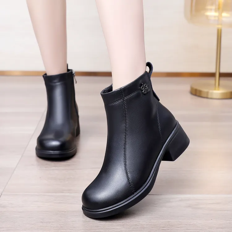 秋冬季新款粗跟加绒妈妈鞋棉鞋女鞋子软底防滑真皮短靴中老年皮鞋