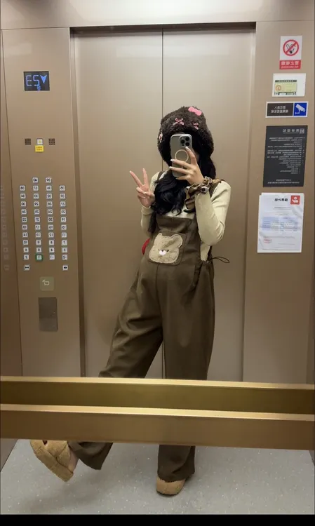 时尚孕妇背带裤秋冬新款小熊美拉德新款减龄背带裤+打底衫两件套