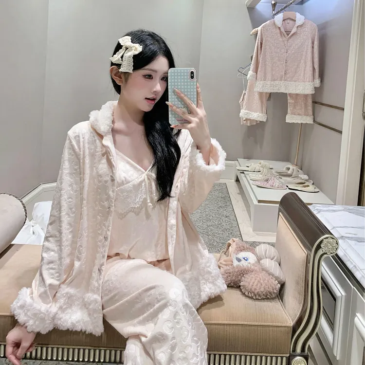 海岛绒睡衣女2025新款秋冬三件套可外穿加厚保暖豹纹高级感家居服